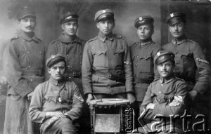 The crew of the armored train „Gromocy” during the Polish- -Ukrainian war 1918-1919 in the vicinity of Przemyśl, photo NN, collection of the KARTA Center, Wojciech Bartoszewicz made available.