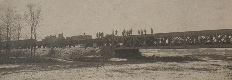 Pociąg pancerny „Gromobój” w czasie patrolu na moście kolejowym na rzece Osławie. Fot. Ze zbiorów Grzegorza Nycza